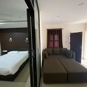 Hotel Town Hub, Valancheri